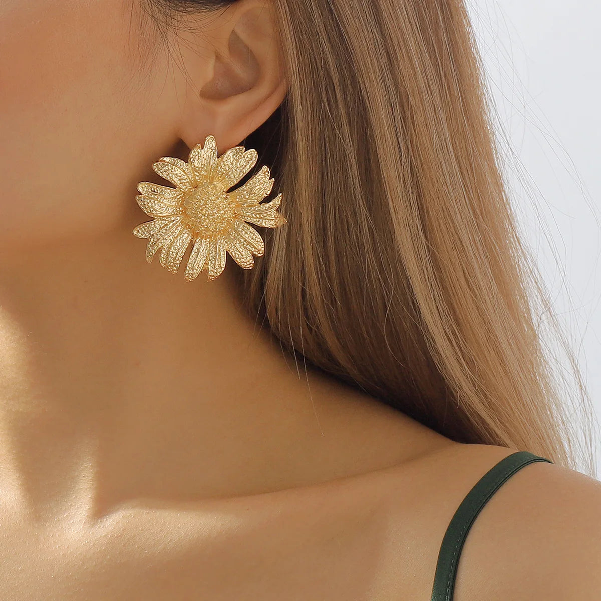 Simple Exaggerated Metal Sunflower Necklace Earrings Set For Women Flower Pendant Clavicle Chain Holiday Fashion Jewelry AN051