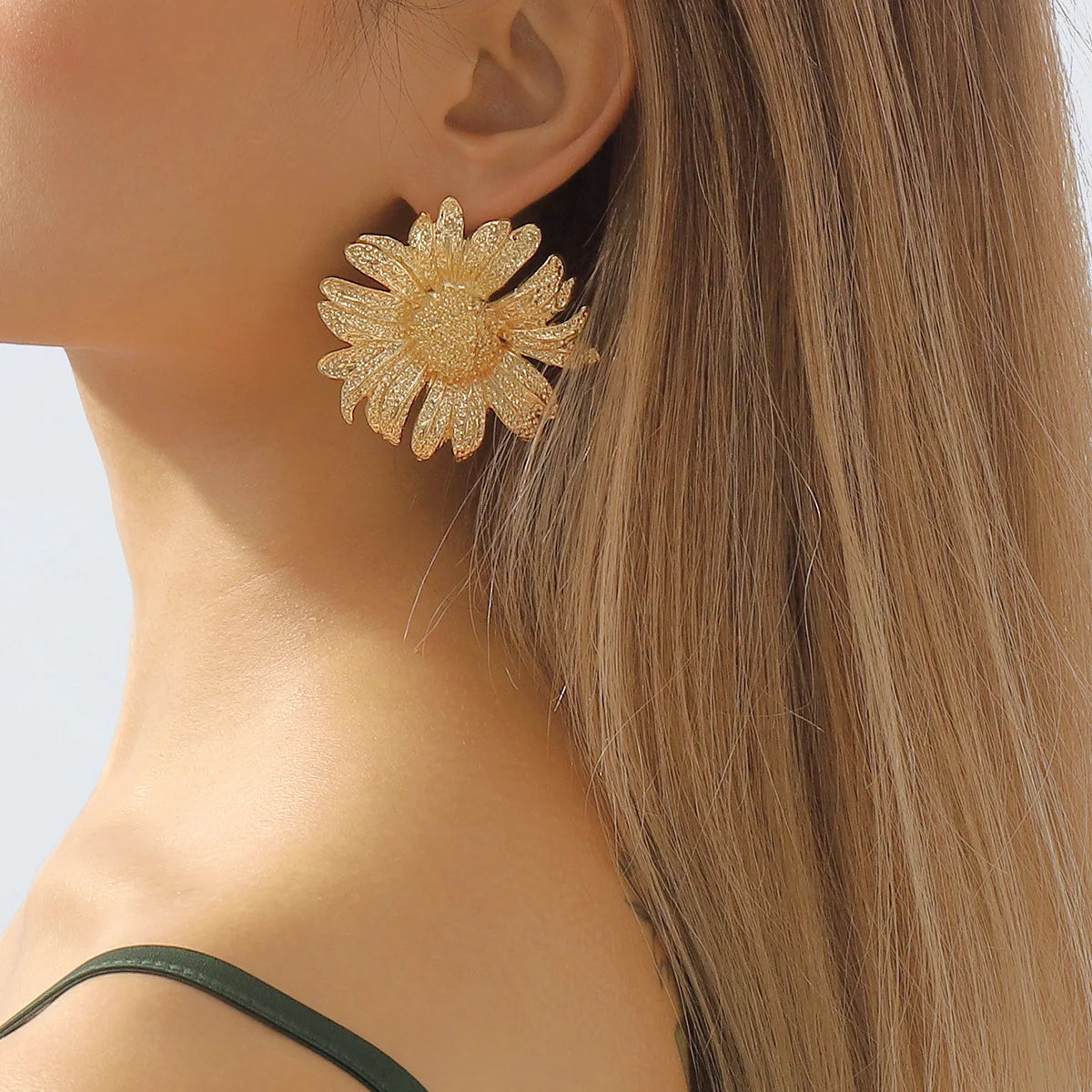 Simple Exaggerated Metal Sunflower Necklace Earrings Set For Women Flower Pendant Clavicle Chain Holiday Fashion Jewelry AN051