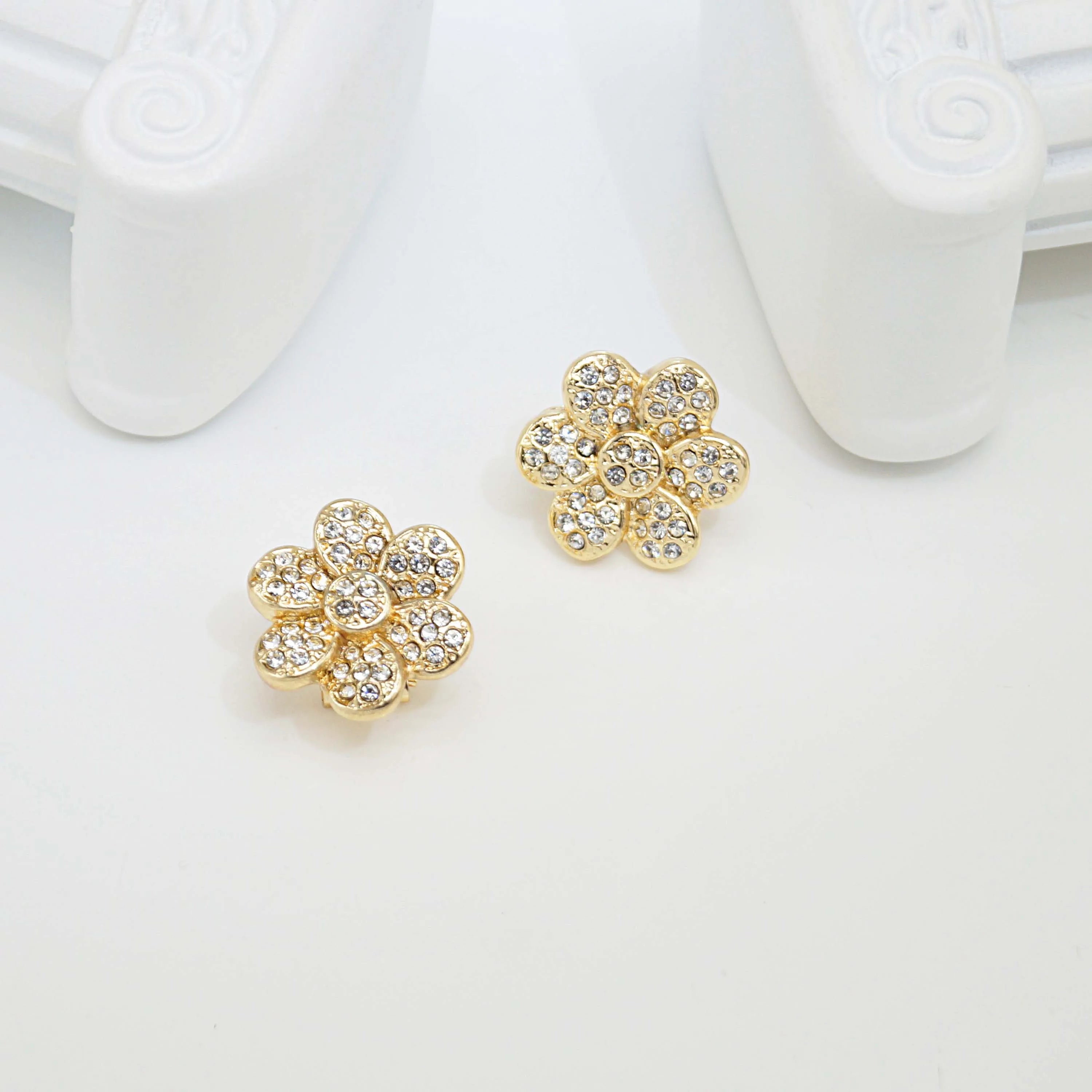 Elegant Women's Jewelry Set with Exquisite Flower Pendant Necklace Earrings  Ring and Gold-plated Bracelet Holiday Gifts