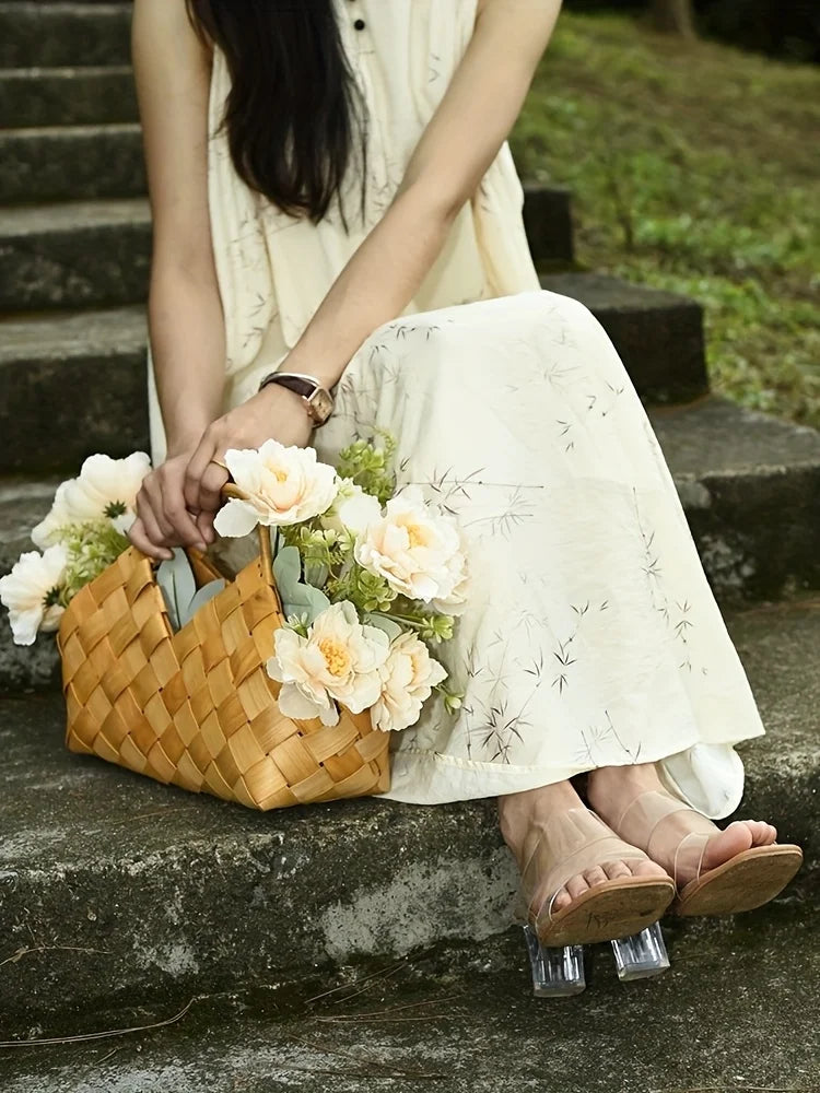 A handmade gift basket, a romantic flower basket, suitable for home and living room decoration