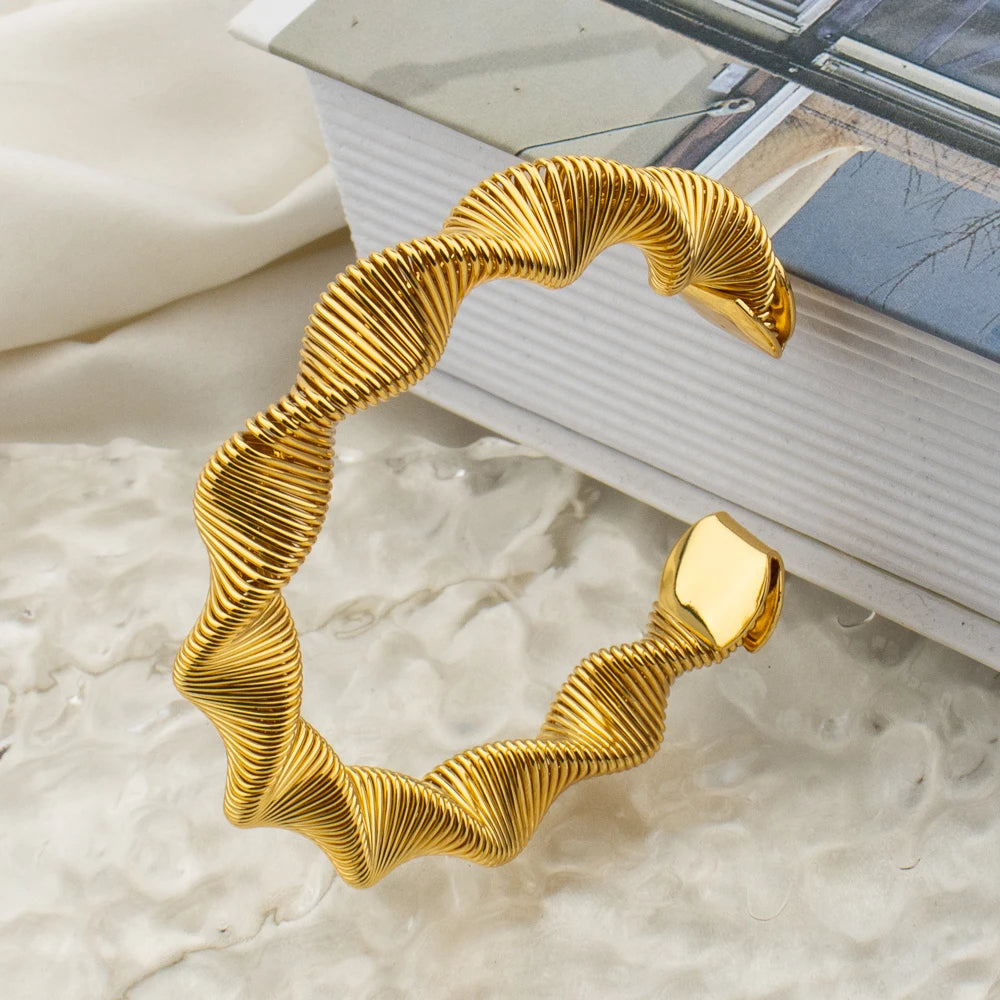 Dubai Gold Color Bracelet for Women Classic Fashion Rust Proof Large Chain Girl Wrist Jewelry New Design Cuban Bangle Party Gift