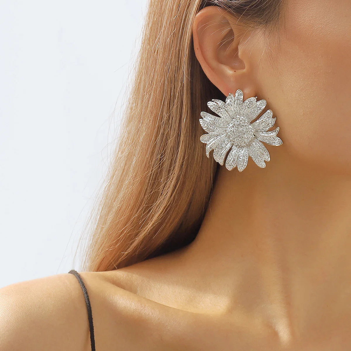 Simple Exaggerated Metal Sunflower Necklace Earrings Set For Women Flower Pendant Clavicle Chain Holiday Fashion Jewelry AN051