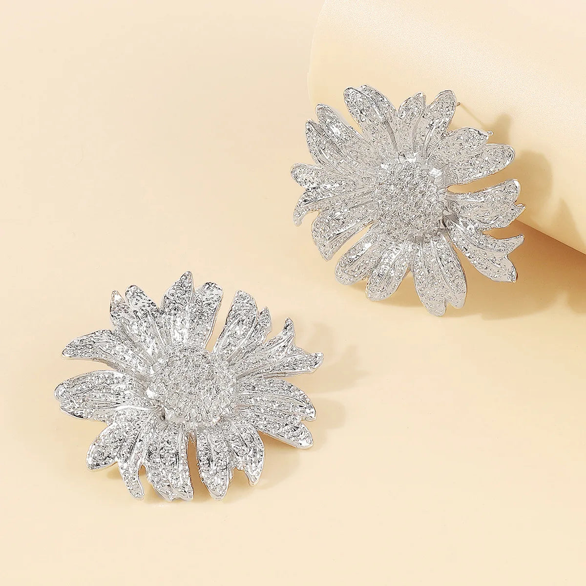 Simple Exaggerated Metal Sunflower Necklace Earrings Set For Women Flower Pendant Clavicle Chain Holiday Fashion Jewelry AN051