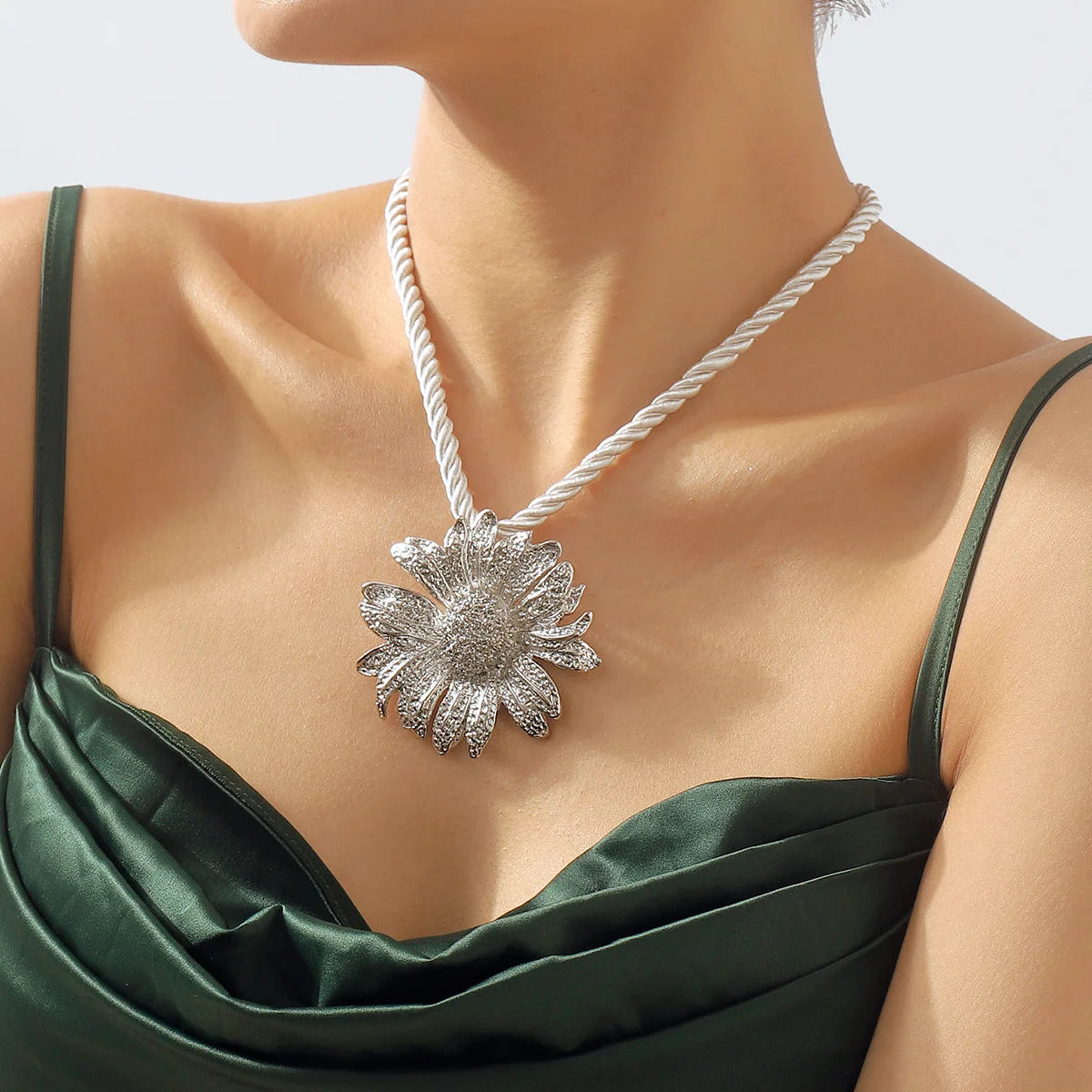 Simple Exaggerated Metal Sunflower Necklace Earrings Set For Women Flower Pendant Clavicle Chain Holiday Fashion Jewelry AN051
