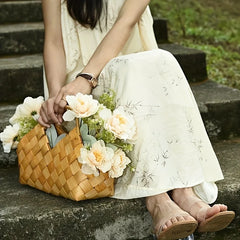 A handmade gift basket, a romantic flower basket, suitable for home and living room decoration