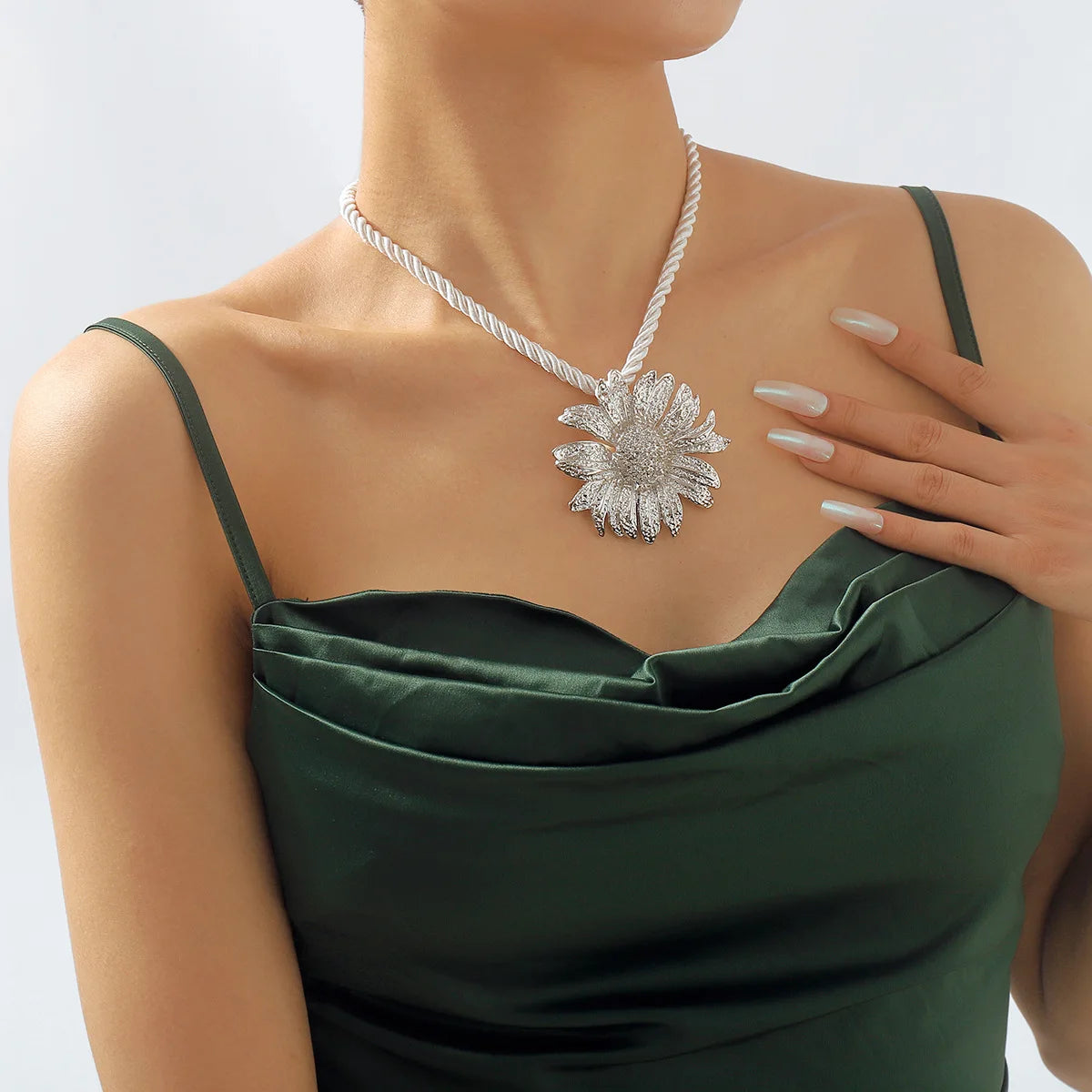 Simple Exaggerated Metal Sunflower Necklace Earrings Set For Women Flower Pendant Clavicle Chain Holiday Fashion Jewelry AN051