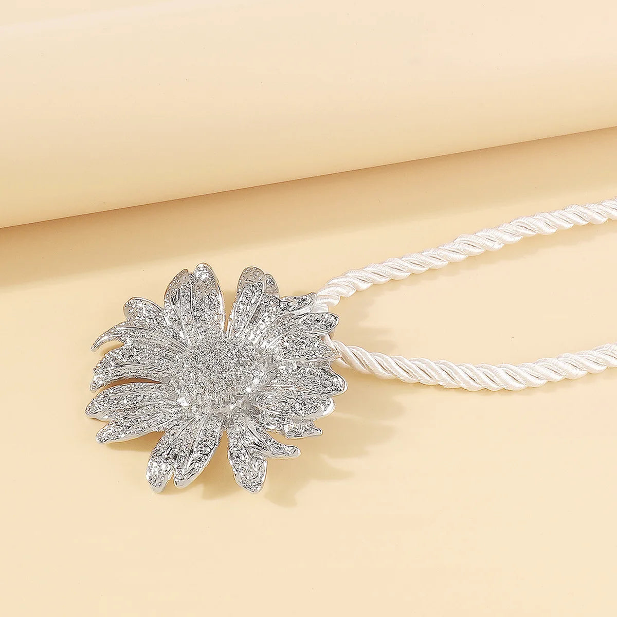 Simple Exaggerated Metal Sunflower Necklace Earrings Set For Women Flower Pendant Clavicle Chain Holiday Fashion Jewelry AN051