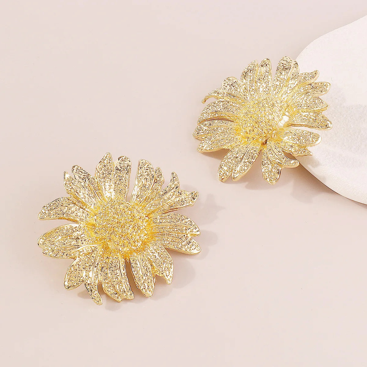 Simple Exaggerated Metal Sunflower Necklace Earrings Set For Women Flower Pendant Clavicle Chain Holiday Fashion Jewelry AN051